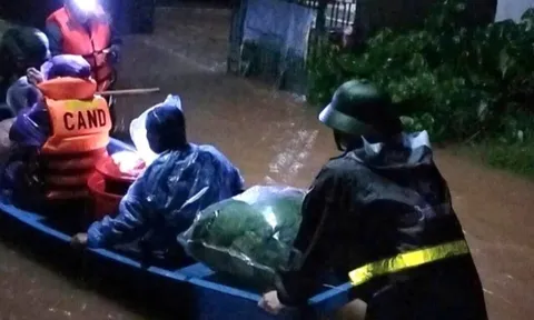 Cận cảnh nước lũ gần chạm mái nhà ở Hà Tĩnh