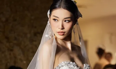 'Hoa khôi bóng chuyền' thử sức váy cưới