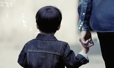 Đi khắp nơi tìm con nhỏ lạc nhà nhưng không thấy, 50 năm sau, cha già 89 tuổi nhận tin vui đoàn tụ 