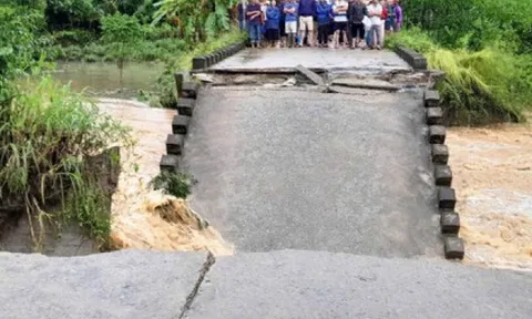 VIDEO: Nước lũ cuốn trôi cầu Cây Sung ở Quảng Ngãi