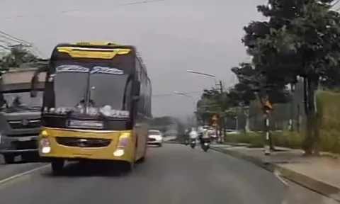 Clip: Ô tô phóng bạt mạng trên đường ở TP HCM, nhiều người khiếp vía