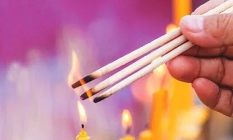 Ba khung giờ đẹp thắp hương ngày mai - Rằm tháng 9 năm Ất Tỵ cho gia chủ "đại cát đại lợi", 4 thứ kỵ đặt lên bàn thờ 