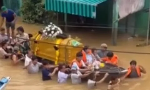 Khoảnh khắc xé lòng: Dùng ghe đưa linh cữu vượt nước lũ ở Hội An