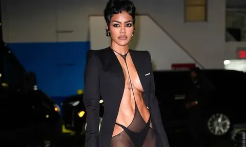 Khoảnh khắc gây sốc của 'váy khỏa thân'