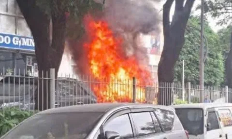 Ô tô 5 chỗ cháy trơ khung khi đang đậu trong chung cư ở TPHCM