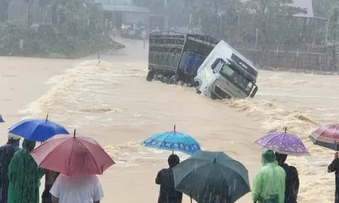 Xe tải bị lũ cuốn trôi, tài xế mất tích khi cố vượt ngầm tràn ở Quảng Trị