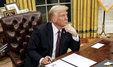 Đồng hồ Rolex bí ẩn trên bàn làm việc ông Trump