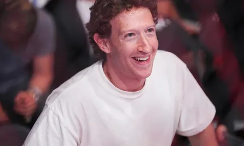 Mark Zuckerberg diện 3 đồng hồ xa xỉ chỉ với 1 áo phông trắng