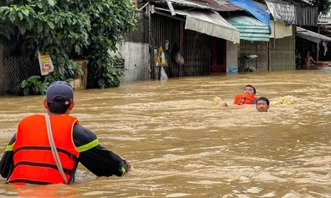 Lũ lên quá nhanh, nhiều người ở Nha Trang kêu cứu trong đêm
