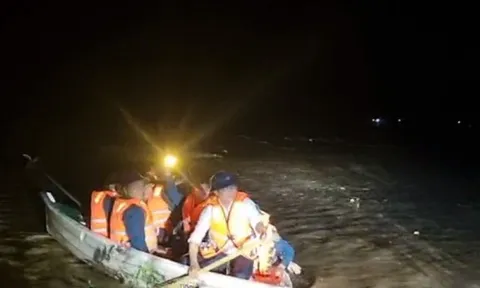 Thuyền máy bị hỏng giữa sông, chủ tịch xã tự chèo thuyền vào bờ