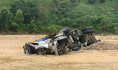 CLIP: Xe đầu kéo bị lũ "vò nát", cả 100 người tìm kiếm tài xế mất tích