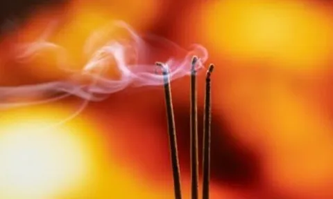 Văn khấn cúng mùng 1 tháng 10 năm Ất Tỵ, 3 khung giờ đại kỵ không thắp hương ngày đầu tháng