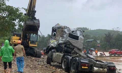 CLIP: Xe đầu kéo trong vụ tài xế bị lũ cuốn ở Quảng Trị đã được trục vớt, hé lộ hình ảnh đầu tiên