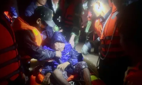 Khánh Hoà: Nhói lòng những lời kêu cứu trong đêm lũ