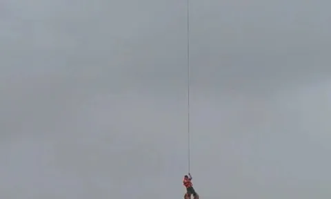 CLIP: Dùng máy bay không người lái cứu 1 người bị lật thuyền