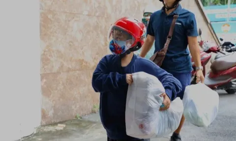 Hình ảnh đầy ắp tình người của người dân TPHCM gửi bà con vùng lũ trong sáng 22-11