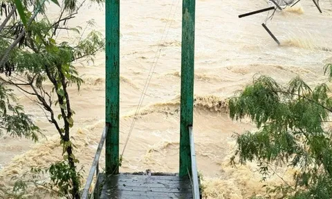 Lũ lớn cuốn trôi cầu treo tại Thác Dray Nur