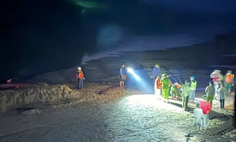 Thành viên cứu hộ bật khóc khi tìm thấy thi thể tài xế xe đầu kéo bị lũ cuốn trôi ở Quảng Trị