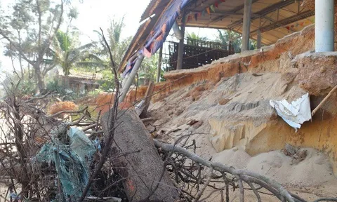 Bãi biển Hàm Rồng tan hoang sau các đợt mưa bão