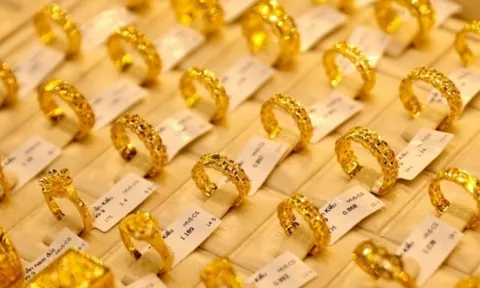 Giá vàng đi ngang, nên mua hay bán?