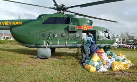 Máy bay Mi-17 mang hơn 3 tấn hàng đến với người dân bị cô lập ở Đắk Lắk