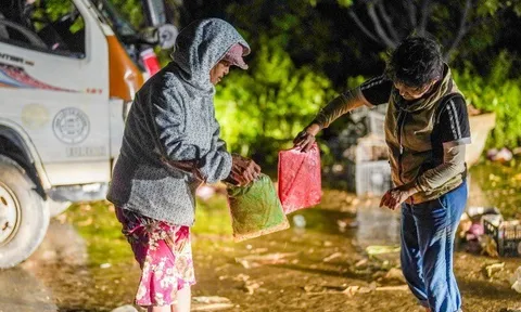 Xuyên đêm phát quà cứu trợ cho bà con vùng lũ Đắk Lắk