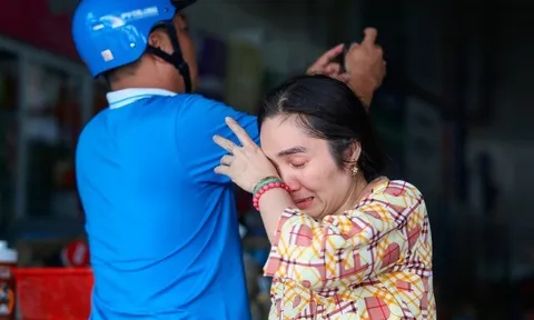 Đống đổ nát sau trận lũ lịch sử