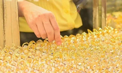 Giá vàng trong nước ngược chiều thế giới