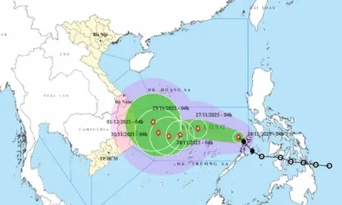 Bão số 15 được dự báo sẽ quần thảo rất lâu trên Biển Đông, gây đợt mưa lớn cho miền Trung