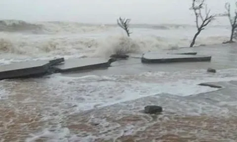 Bão số 15 diễn biến rất khó lường, cơ quan khí tượng đưa ra 2 kịch bản