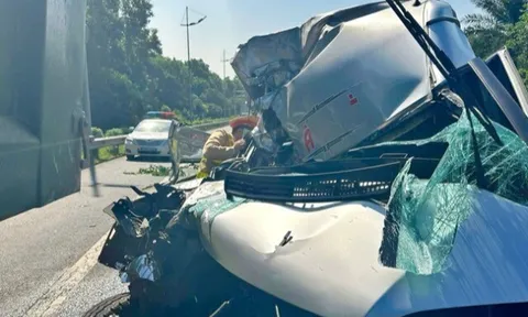 Tai nạn liên hoàn tại Hà Nội: Hành khách mắc kẹt trong ô tô được cứu sống