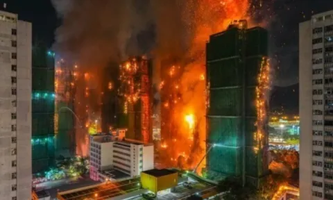 Vụ cháy khu chung cư ở Hồng Kông (Trung Quốc): Thương vong tăng mạnh, ba người bị bắt giữ vì nghi ngộ sát