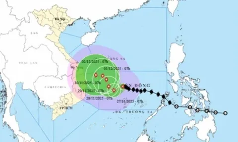 Tin bão mới nhất: Bão số 15 diễn biến khó lường, mạnh lên 4 cấp, 8 tỉnh thành miền Trung dự kiến chịu ảnh hưởng