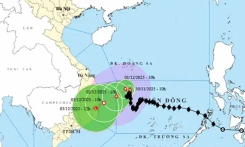 Vì sao bão số 15 gần như đứng im trên Biển Đông