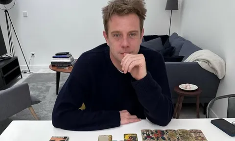 Thực hư bức ảnh người đàn ông ngồi xem tarot gây sốt MXH