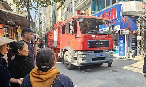 Hà Nội: Cháy nhà 8 tầng trong ngõ sâu, cảnh sát kéo vòi 250m để dập lửa