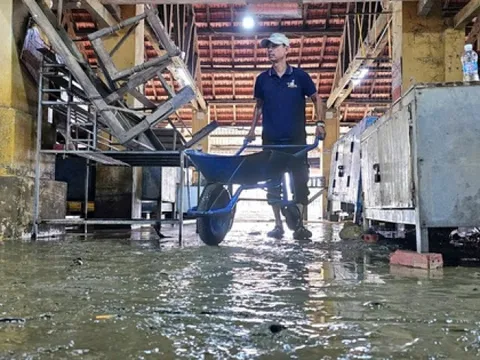 Người dân phố cổ Bao Vinh gượng dậy sau lũ lịch sử