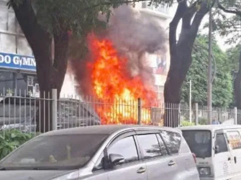 Ô tô 5 chỗ cháy trơ khung khi đang đậu trong chung cư ở TPHCM