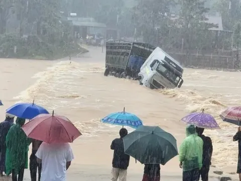 Xe tải bị lũ cuốn trôi, tài xế mất tích khi cố vượt ngầm tràn ở Quảng Trị