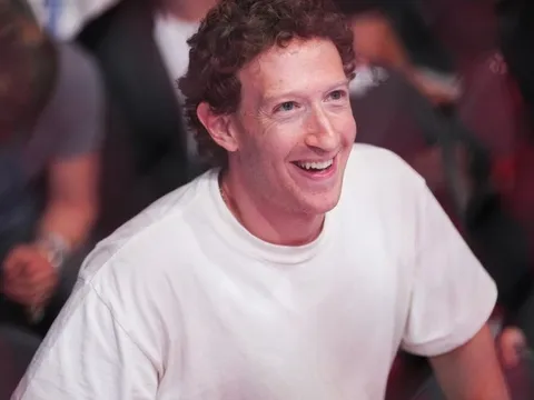 Mark Zuckerberg diện 3 đồng hồ xa xỉ chỉ với 1 áo phông trắng