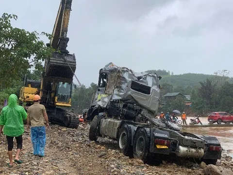 CLIP: Xe đầu kéo trong vụ tài xế bị lũ cuốn ở Quảng Trị đã được trục vớt, hé lộ hình ảnh đầu tiên