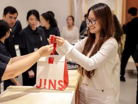 Kính mắt Jins được lòng giới trẻ Việt