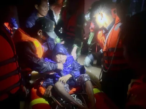 Khánh Hoà: Nhói lòng những lời kêu cứu trong đêm lũ