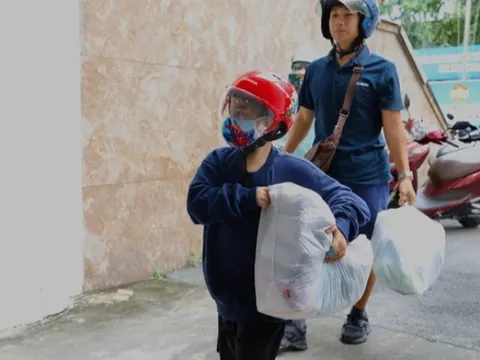 Hình ảnh đầy ắp tình người của người dân TPHCM gửi bà con vùng lũ trong sáng 22-11