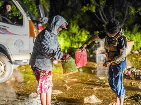 Xuyên đêm phát quà cứu trợ cho bà con vùng lũ Đắk Lắk