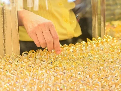 Giá vàng trong nước ngược chiều thế giới