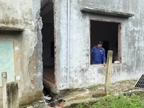 Hiện trường sạt lở nghiêm trọng, nhà cửa nứt toác ở Đắk Lắk